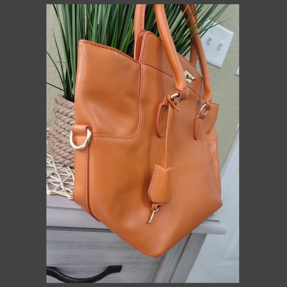 🌿Heggins Structured Orange faux-leather shoulder bag with gold tone hard - Picture 7 of 13